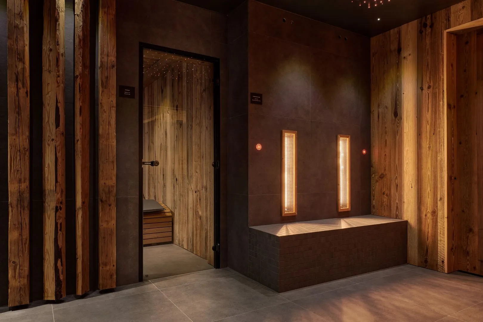 Open infra sauna s vyhřívanou lavicí